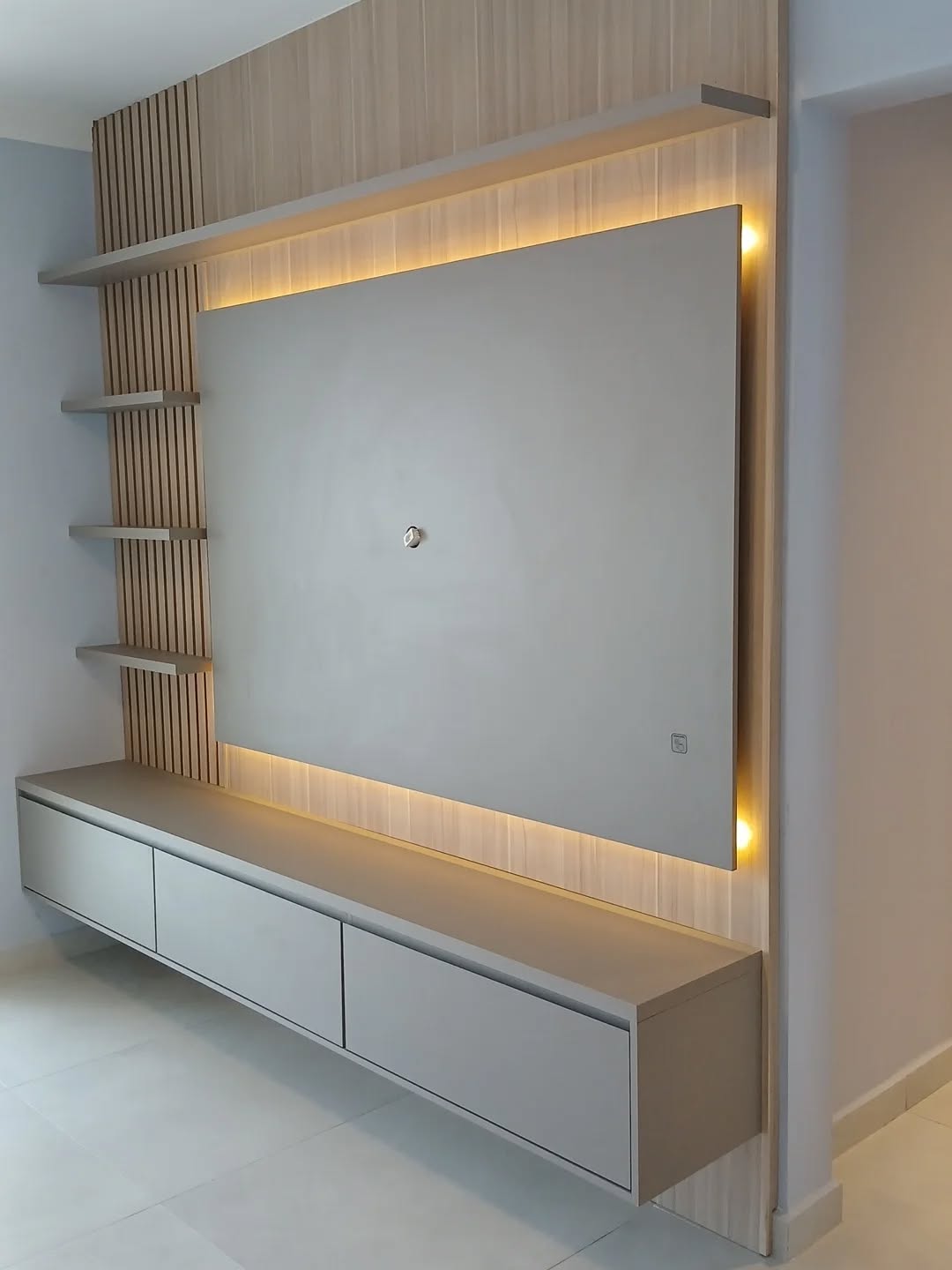 Painel de TV planejado com iluminação embutida